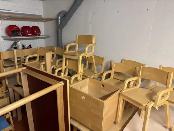 Erä lasten tuoleja (nro 303) tila Kellari 1. 4.