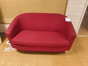 Punainen sohva (nro 103) tila 1. Huone 12