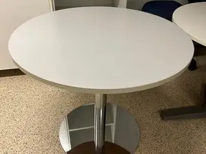 Pyöreä valkoinen pöytä