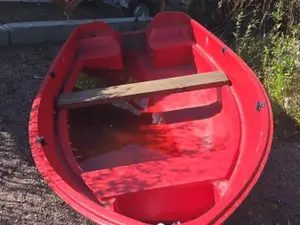 Pieni punainen soutuvene