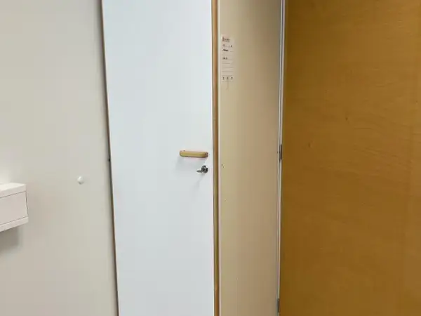 Vaatekaappi (nro 45) tila F2 Yhtymähallinto 009
