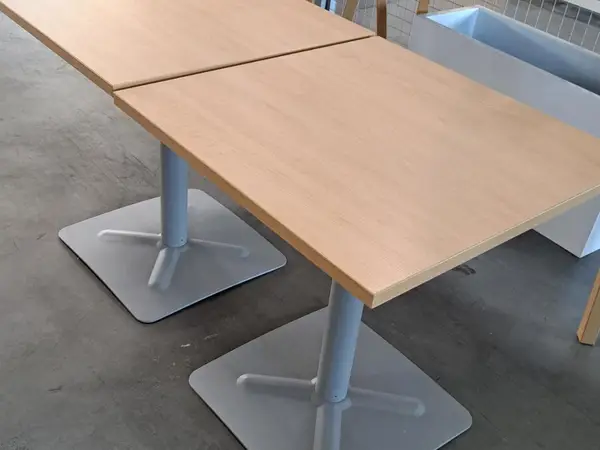 Kaksi pöytää 70x70 cm