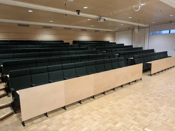 Auditorion katsomon istuimet