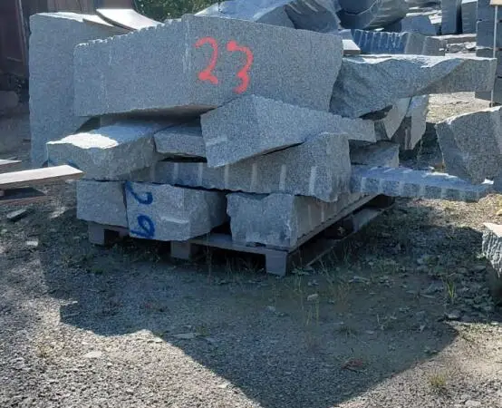 Kurun harmaata graniittia ns. "RÄÄPPIKIVEÄ" Erä 23 eurolavalla