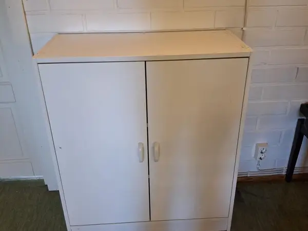 Valkea kaappi