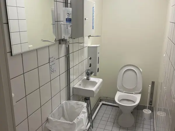 WC-kalusteet (nro 215) tila E2 Kipupoliklinikka 097