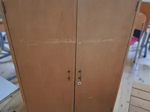 Vanha koulukaappi