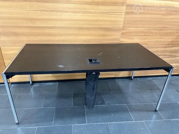 Musta pöytä kaapeliluukulla #3