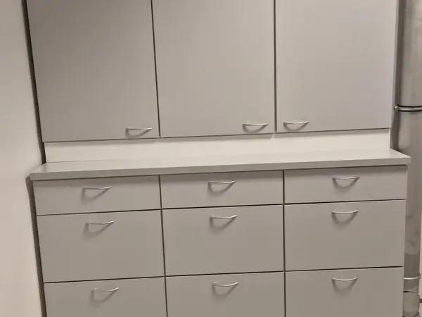 Laatikosto yläkaapeilla (nro 116) tila S2 Aula2