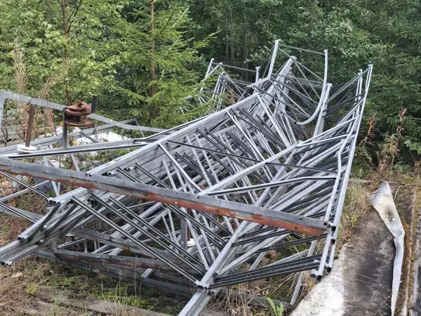Rikkinäisen pressukatoksen kehikot ja pressut.