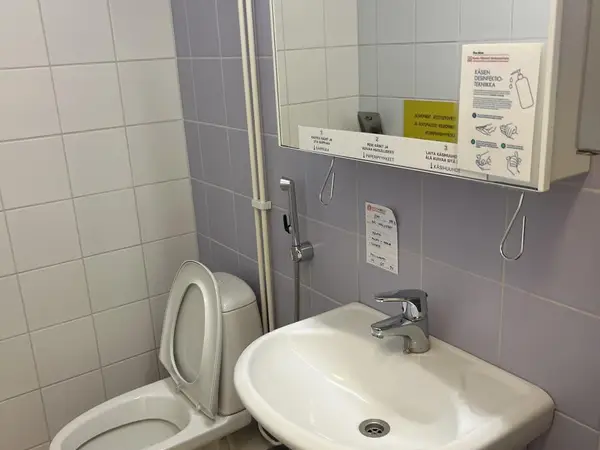 WC-kalusteet (nro 274) tila E1 Fysiatria 095B