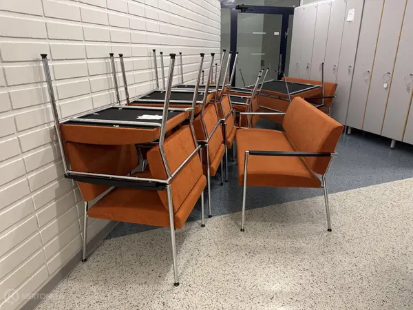 Odotustilan tuoleja 8 kpl ja sohvia 4 kpl (nro 305) tila S2 Aula