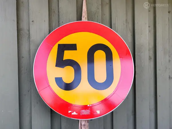 50 liikennemerkki heinäseipääseen kiinnitetty. nro PR 27