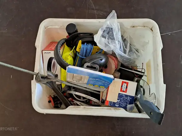 Sekalainen erä työkaluja ja tarvikkeita . nro KH115