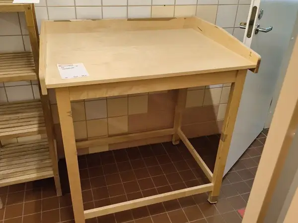 Hoitopöytä (nro 120) tila 1. Huone 14
