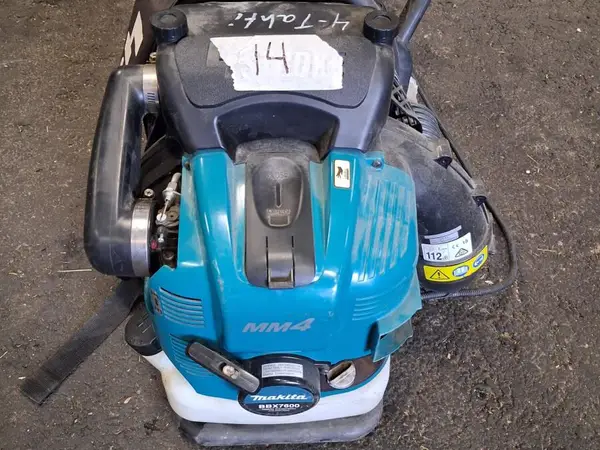 Makita 4t polttomoottori lehtipuhallin.