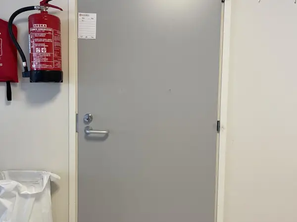 Ovi (nro 343) tila D1 Leikkaussalit 320