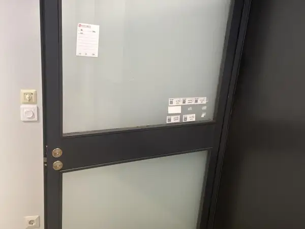 Ovet 2kpl (nro 58) tila E2 Kipupoliklinikka 086