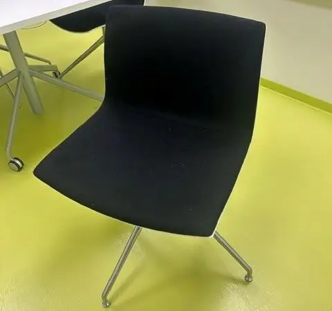 4 kpl pyöriviä tuoleja