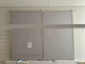 2 kpl ilmoitustaulu + kiskot (nro 363) tila S2 129