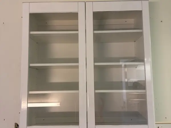 Kaappi ikkunallisilla ovilla (nro 28) tila D1 Patologia 213