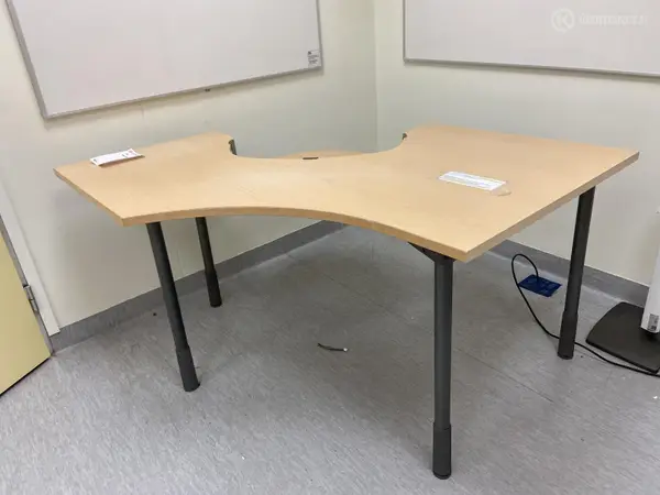 Kulmapöytä (nro 284) tila E2 Kipupoliklinikka 111