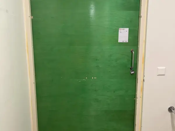 Ovi (nro 6) tila E1 Teho ja valvonta 064