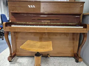 PIANO BLÜTHNER JA TUOLI (nro 38) tila S2 Aula