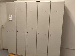 Pukukaappi ja penkki (nro 170) tila 1. Huone 21
