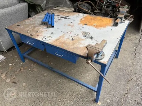 Metallinen työpöytä+ruuvipenkit