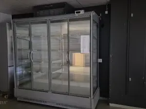 Arneg Kylmäkaappi/-vitriini (nro 305) tila E2 Aula kahvio