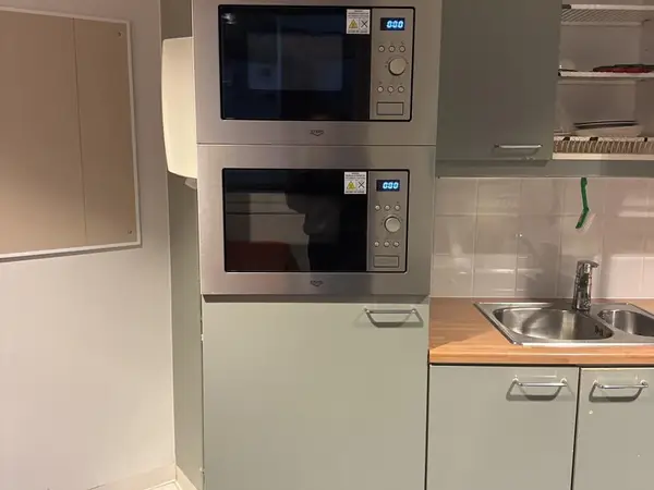 2 kpl Upo mikroaaltouuni + AEG pakastin (nro 345) tila S2 130