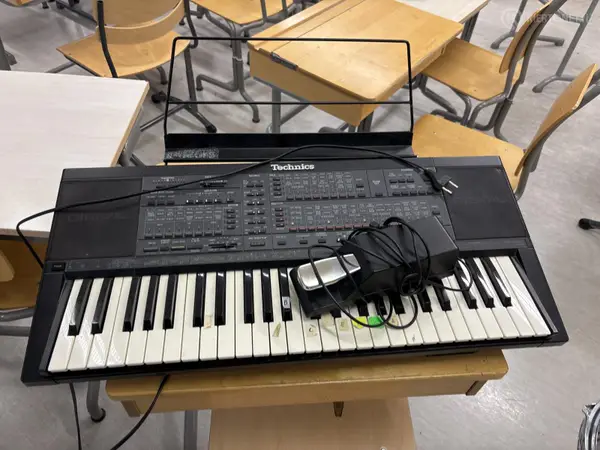 Technics sähköpiano + pedaali (nro 344) tila K1 K