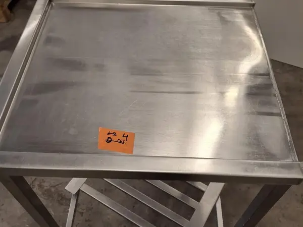 Teräspöytä nro 4