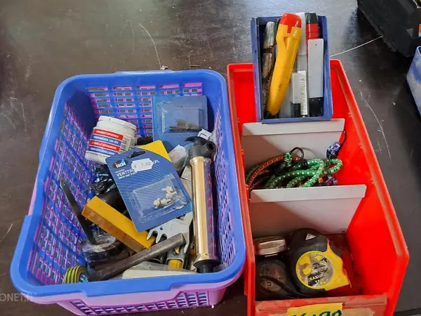 Sekalaisia työkaluja, tarvikkeita ja pientavaraa. nro KH98