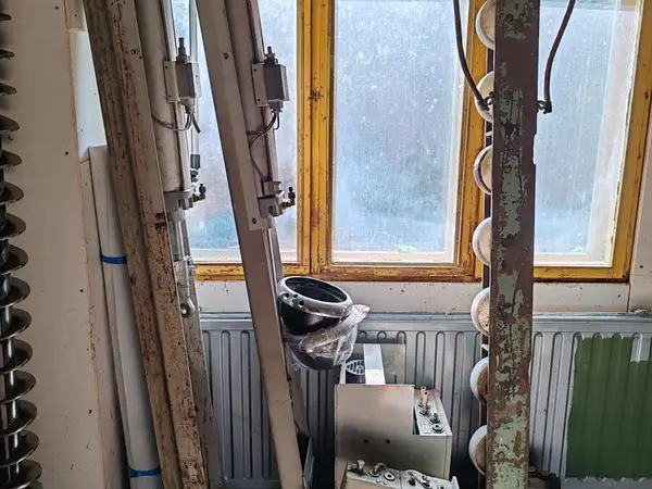 Seinustalla oleva kalusto. nro UV3 13