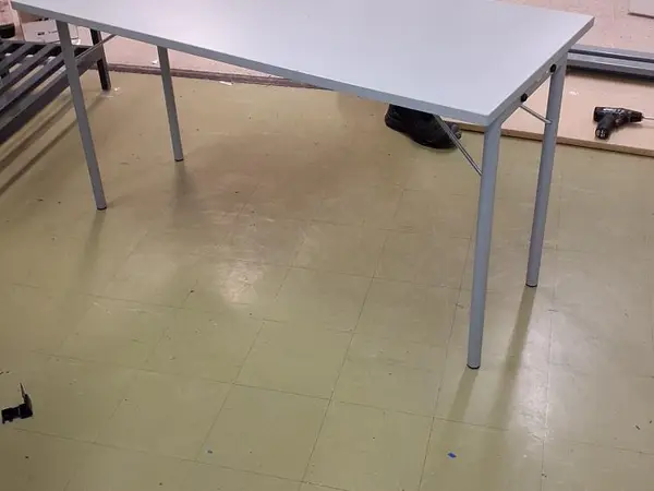 Taitettava jalkainen pöytä