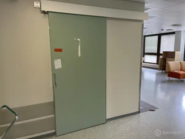Liukuovi kiskolla (nro 204) tila D1 vuodeosasto 160