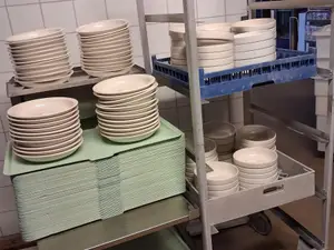 Syviä lautasia 50 kpl, matalia lautasia 50 kpl, tarjottimia 50 kpl sekä kehikot 50 kpl