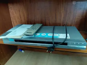 Sony DVD-soitin ja levyjä