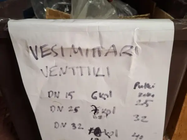 Hausjärven vesihuoltolaitokselta yli jääneitä tarvikkeita, Laatikko 35