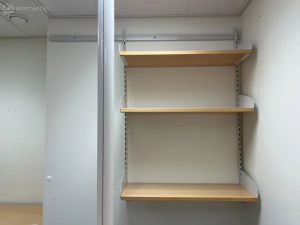 Hyllyt kiskoilla + pieni hyllykkö (nro 239) tila E2 Kipupoliklinikka 104a