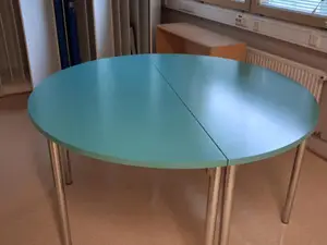 Putkijalkainen pöytä (nro 16.)