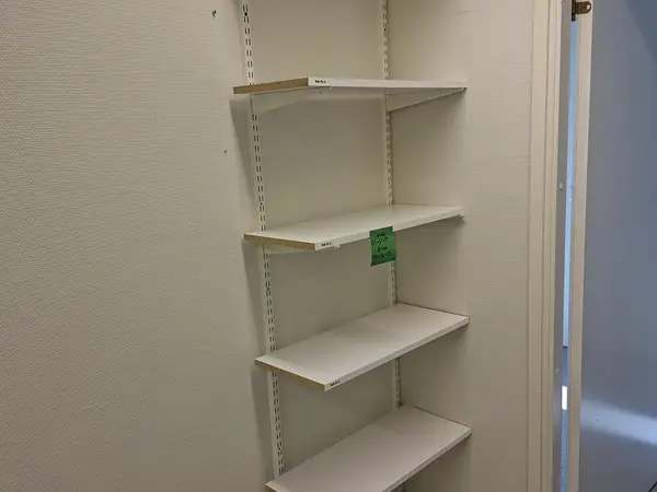 Seinään kiinnitettävät hyllyt