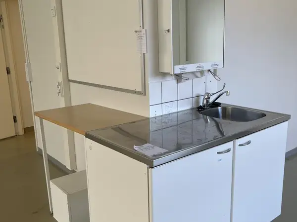 Kaapisto altaalla + peilikaappi (nro 175) tila F2 Yhtymähallinto 030
