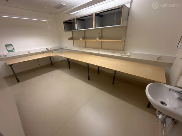 Isku iso kulmapöytä (nro 278) tila E1 Fysiatria 095