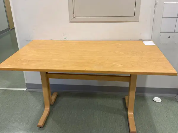 Pöytä (nro 12) tila K1.1 Aula