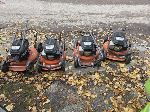 Husqvarna M48 Pro-ruohonleikkureita