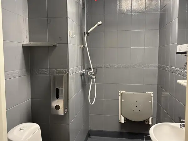 WC-kalusteet + Suihku (nro 240) tila D1 vuodeosasto 158a