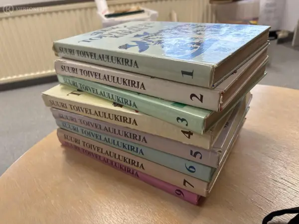 Suuri toivelaulukirja 8 kpl 8 kpl (nro 301) tila K3 Kanslia